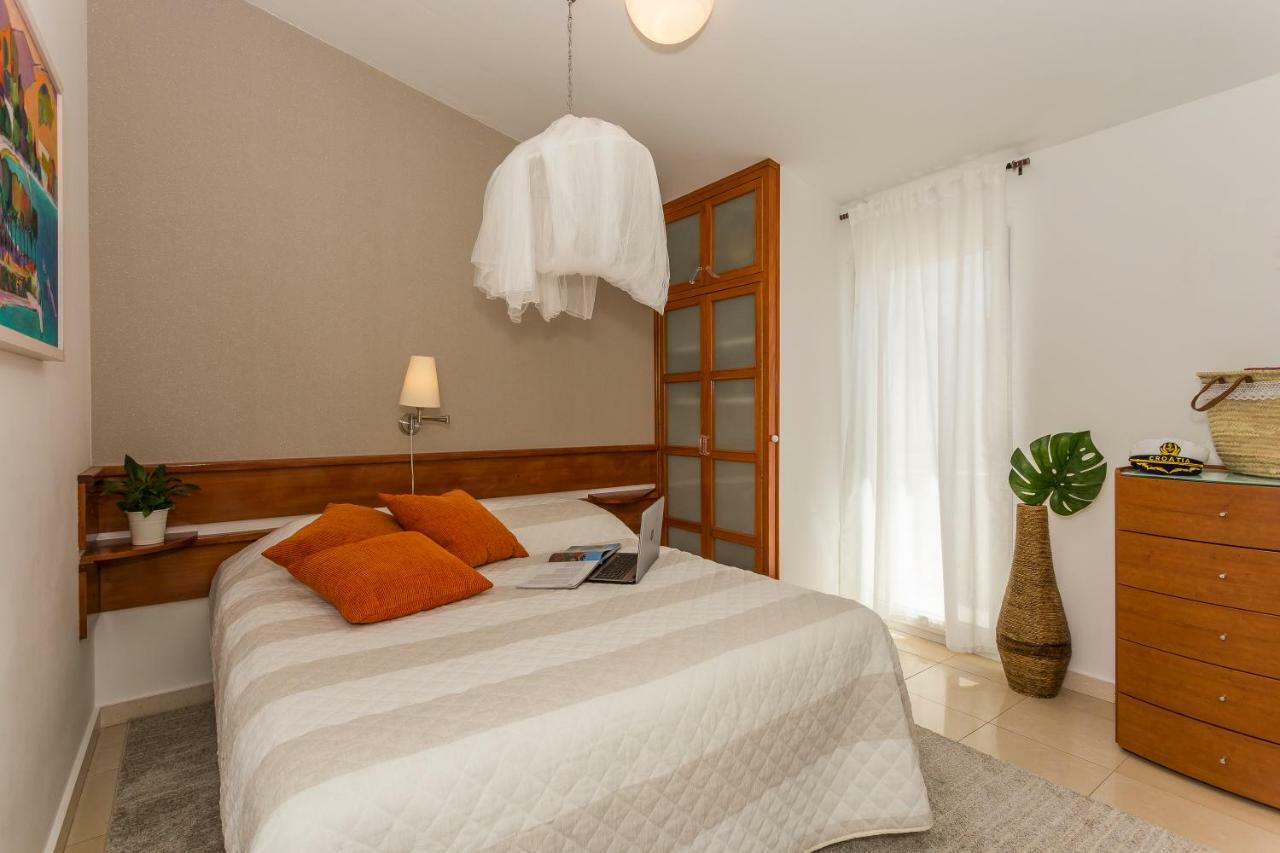Holiday Home Lola, Sea On A Palm! Heated Pool Traù Esterno foto