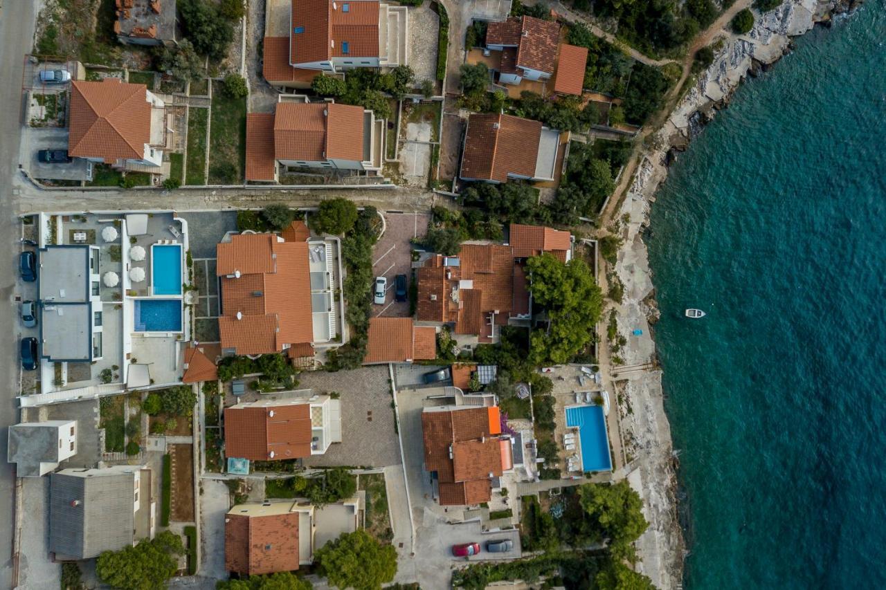 Holiday Home Lola, Sea On A Palm! Heated Pool Traù Esterno foto